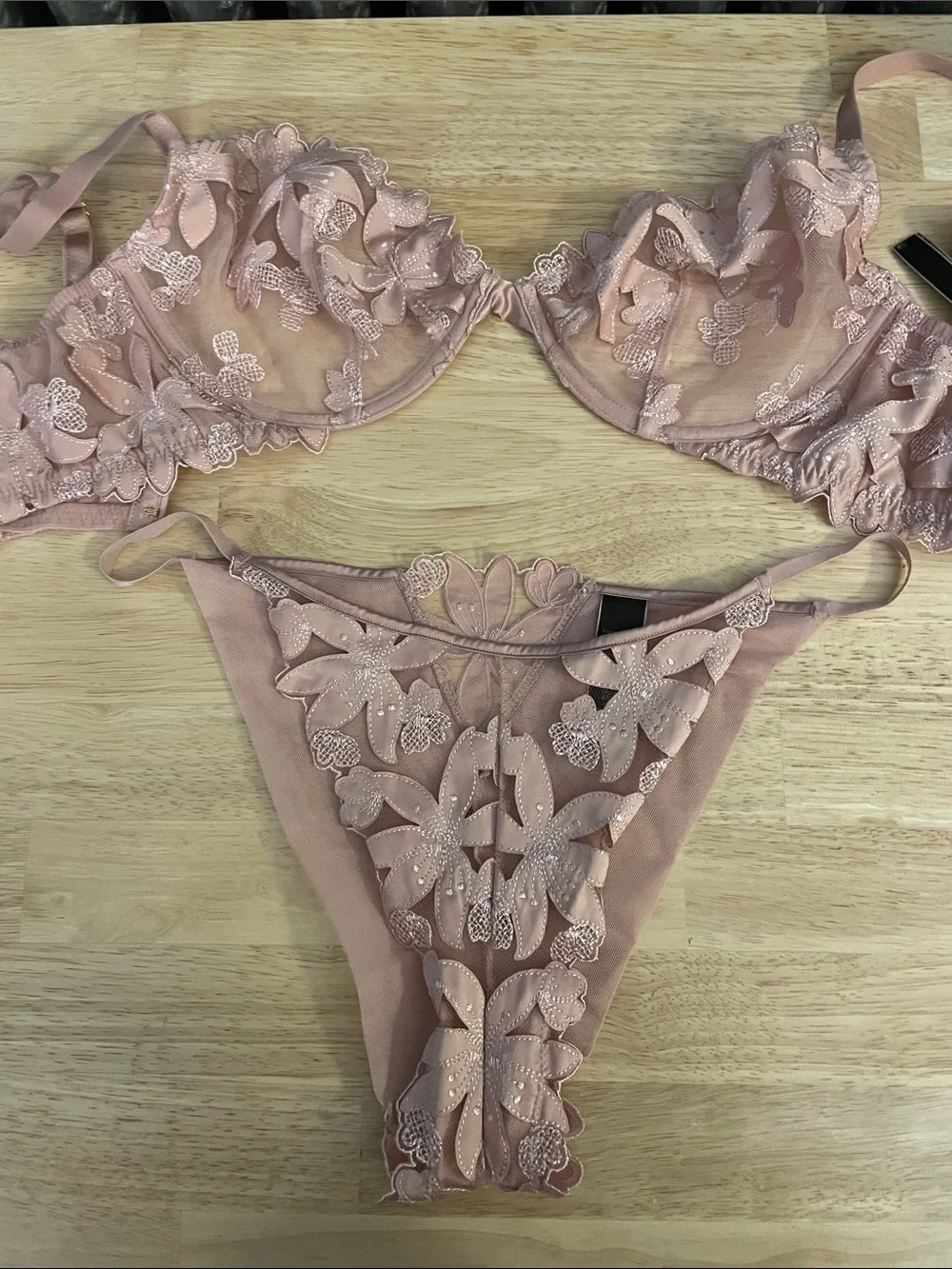 Victoria’s Secret Floral Embroidered Bra & Thong Set - Light Pink L 38C